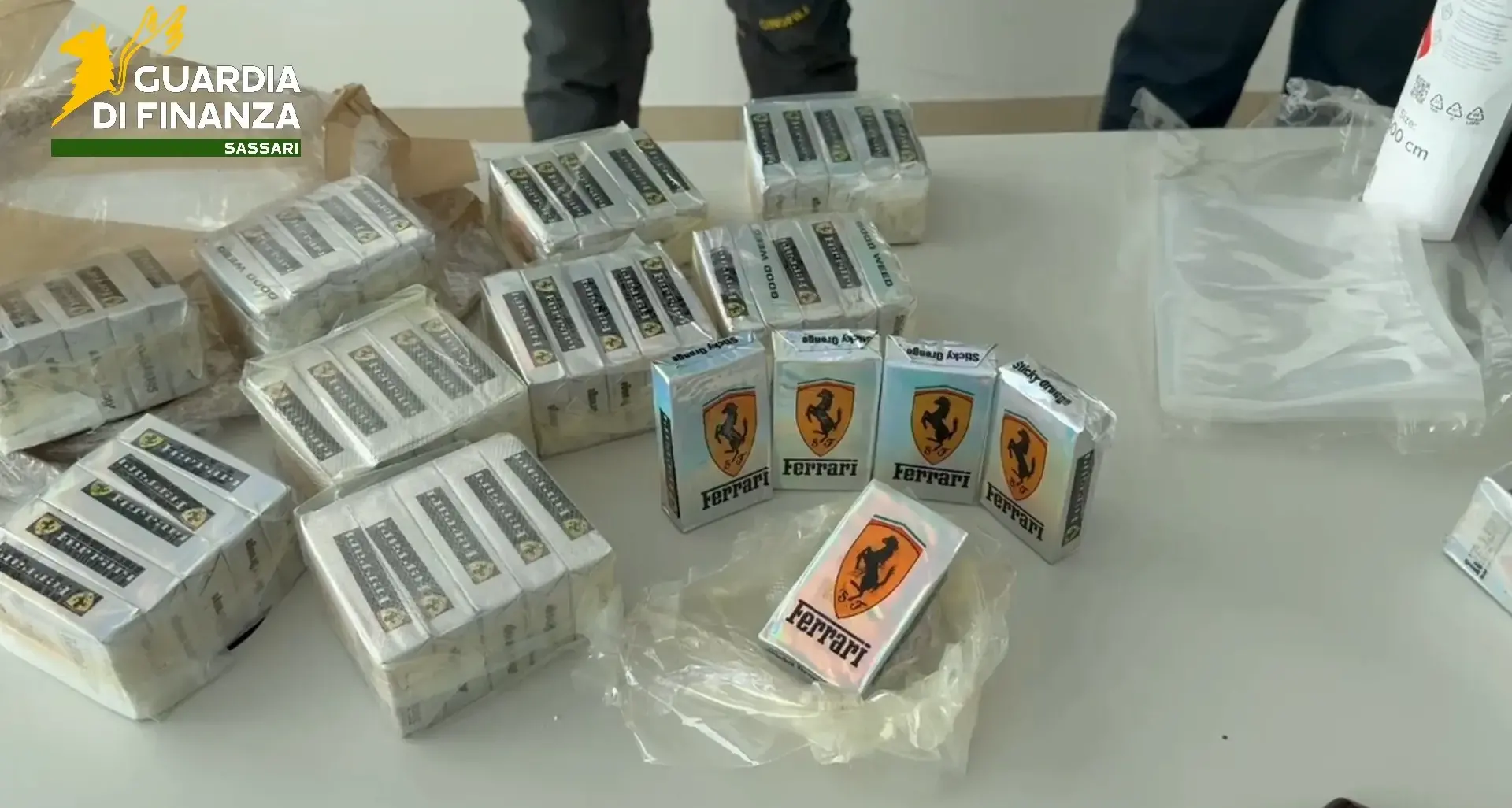 Oristano. Pacco pieno di droga: lo ritira e viene bloccato, sequestrati oltre 10 kg di hashish