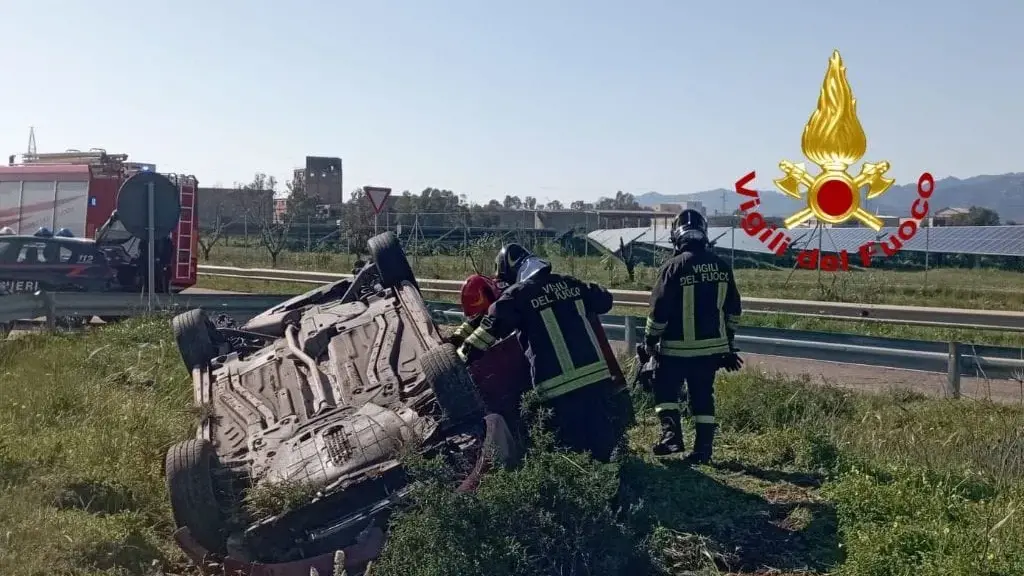 Auto si ribalta nella zona industriale di Assemini, donna in ospedale