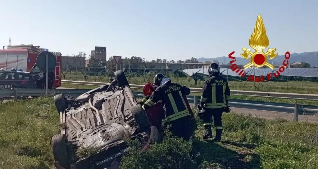 Auto si ribalta nella zona industriale di Assemini, donna in ospedale