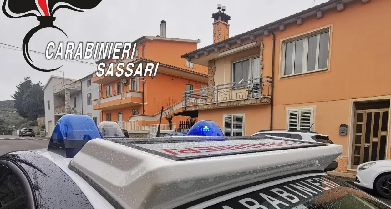 Rapina choc e fuga a Tempio Pausania: uomo si lancia dal balcone per sfuggire ai Carabinieri