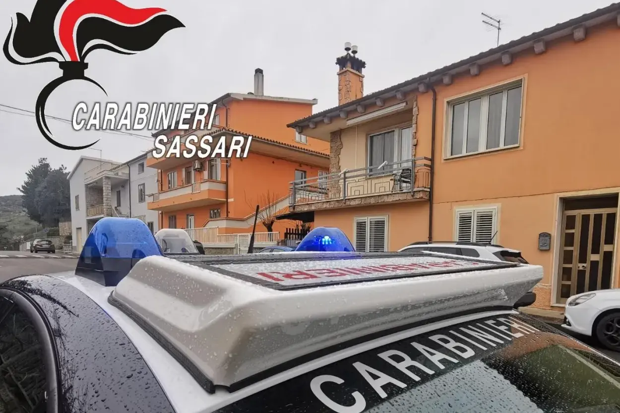 Rapina choc e fuga a Tempio Pausania: uomo si lancia dal balcone per sfuggire ai Carabinieri