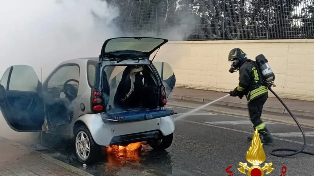 Auto prende fuoco durante la marcia a Cagliari: conducente si salva fermandosi in tempo