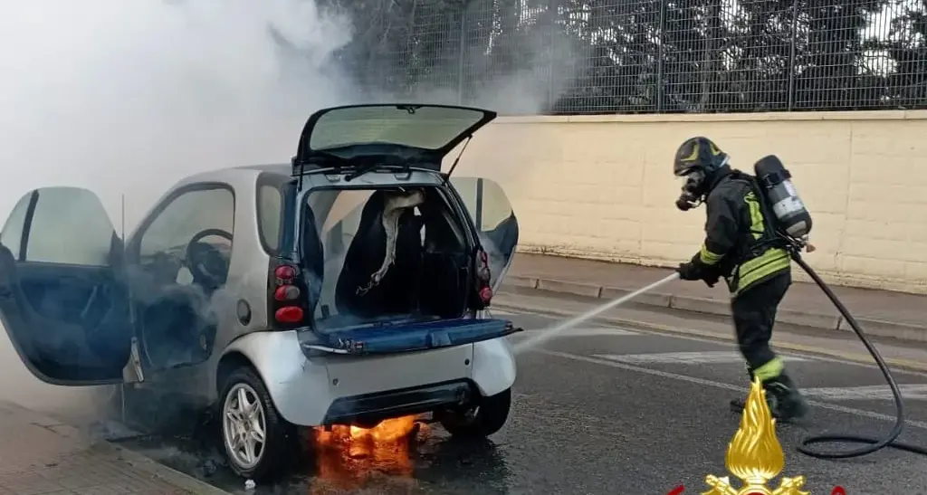 Auto prende fuoco durante la marcia a Cagliari: conducente si salva fermandosi in tempo