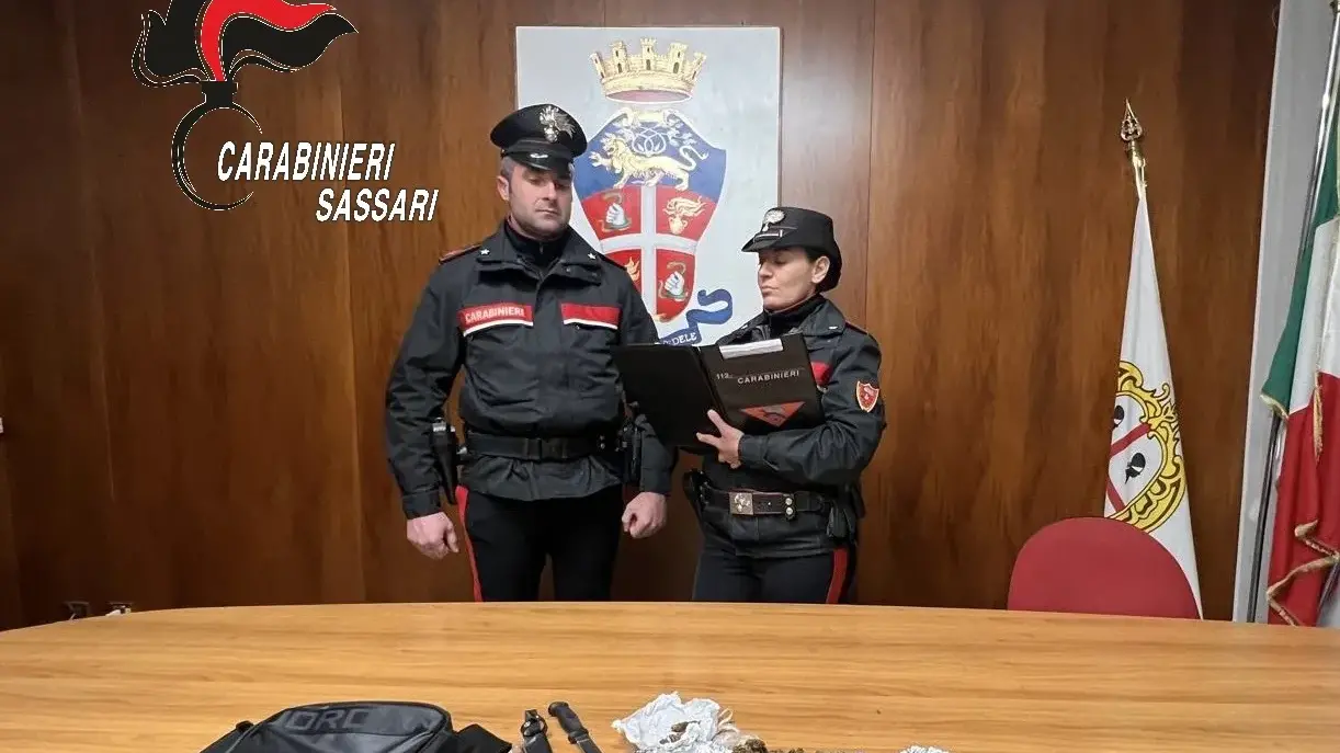 Giovane nei guai a Sassari: trovato con droga e coltello