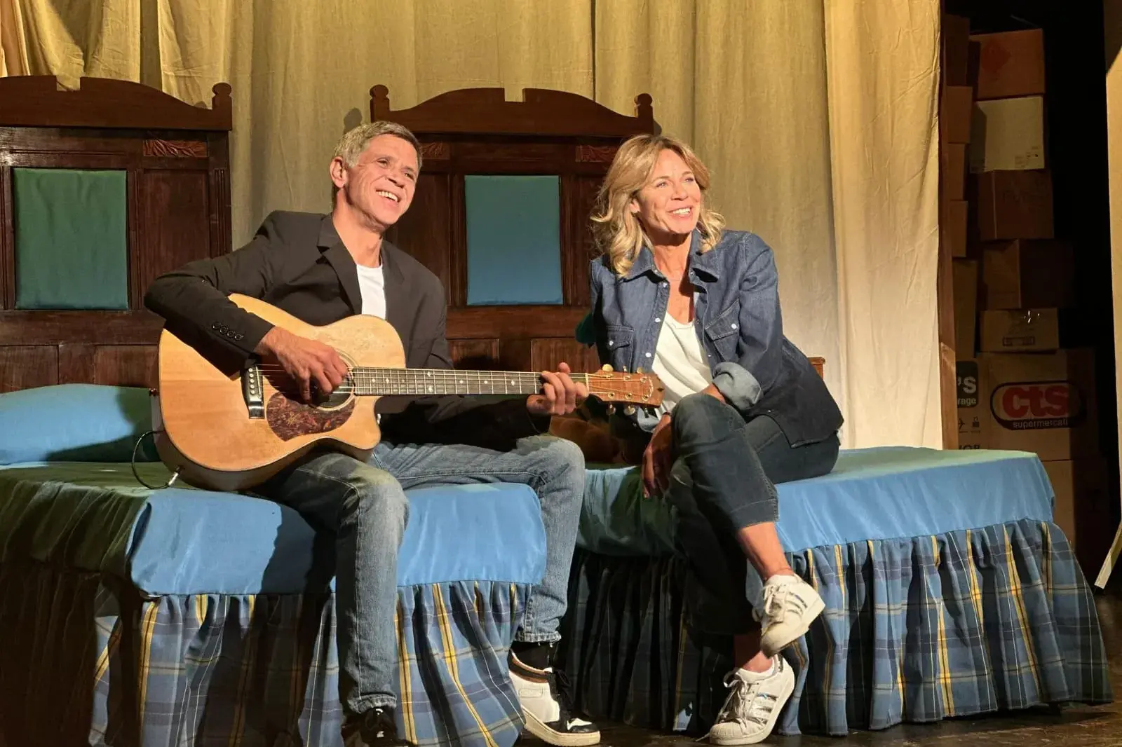 \"Benvenuti a casa Morandi\": un viaggio tra ricordi e risate nei teatri in Sardegna