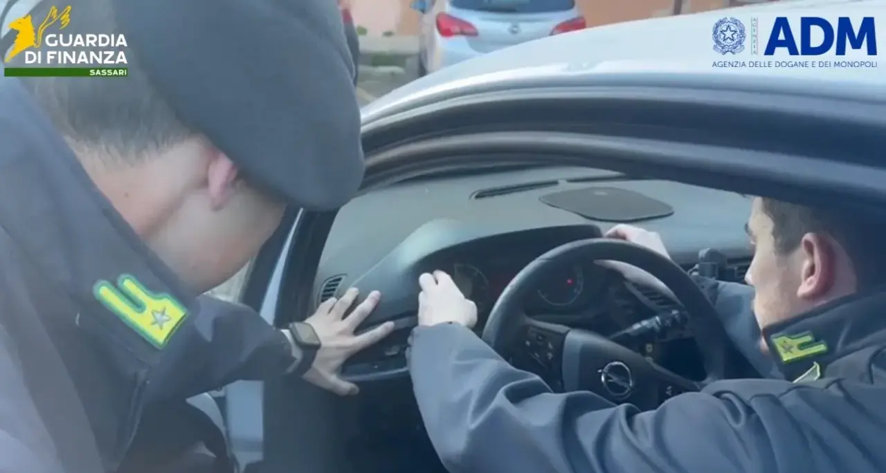 Porto Torres. Sbarca con 2,5 kg di cocaina nascosti nell’auto: scoperto grazie al cane antidroga