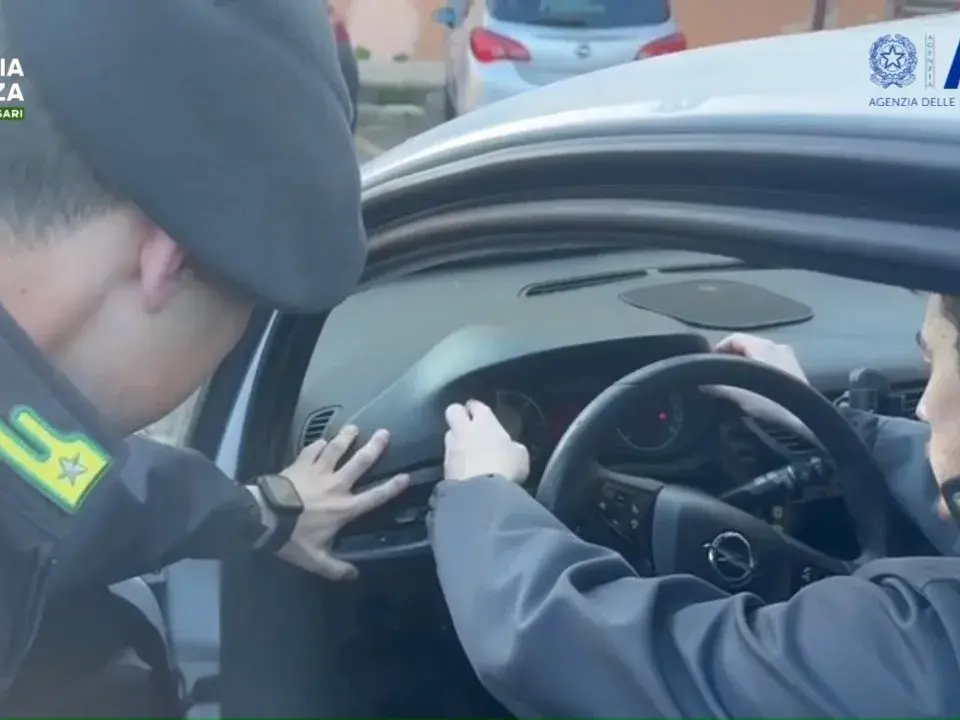 Porto Torres. Sbarca con 2,5 kg di cocaina nascosti nell’auto: scoperto grazie al cane antidroga