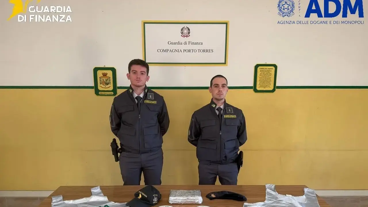 Vano segreto dietro il tachigrafo: scoperti 2,5 kg di cocaina, un arresto a Porto Torres | VIDEO
