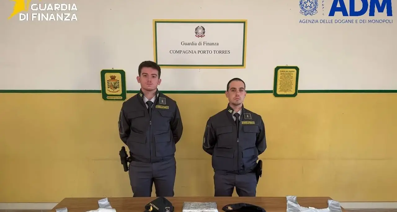 Vano segreto dietro il tachigrafo: scoperti 2,5 kg di cocaina, un arresto a Porto Torres | VIDEO