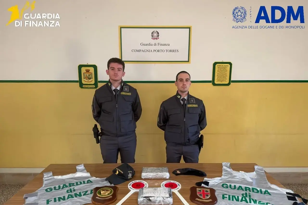 Vano segreto dietro il tachigrafo: scoperti 2,5 kg di cocaina, un arresto a Porto Torres | VIDEO