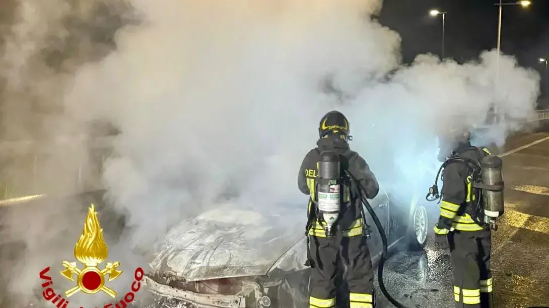 Auto in fiamme mentre è in marcia a Olbia: il conducente si mette in salvo