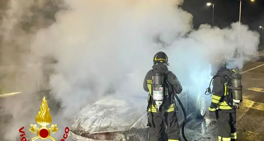 Auto in fiamme mentre è in marcia a Olbia: il conducente si mette in salvo