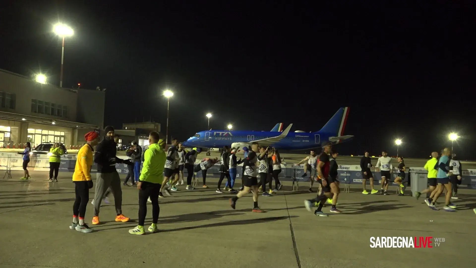 Una notte da ricordare: corsa sulla pista dell’aeroporto di Alghero