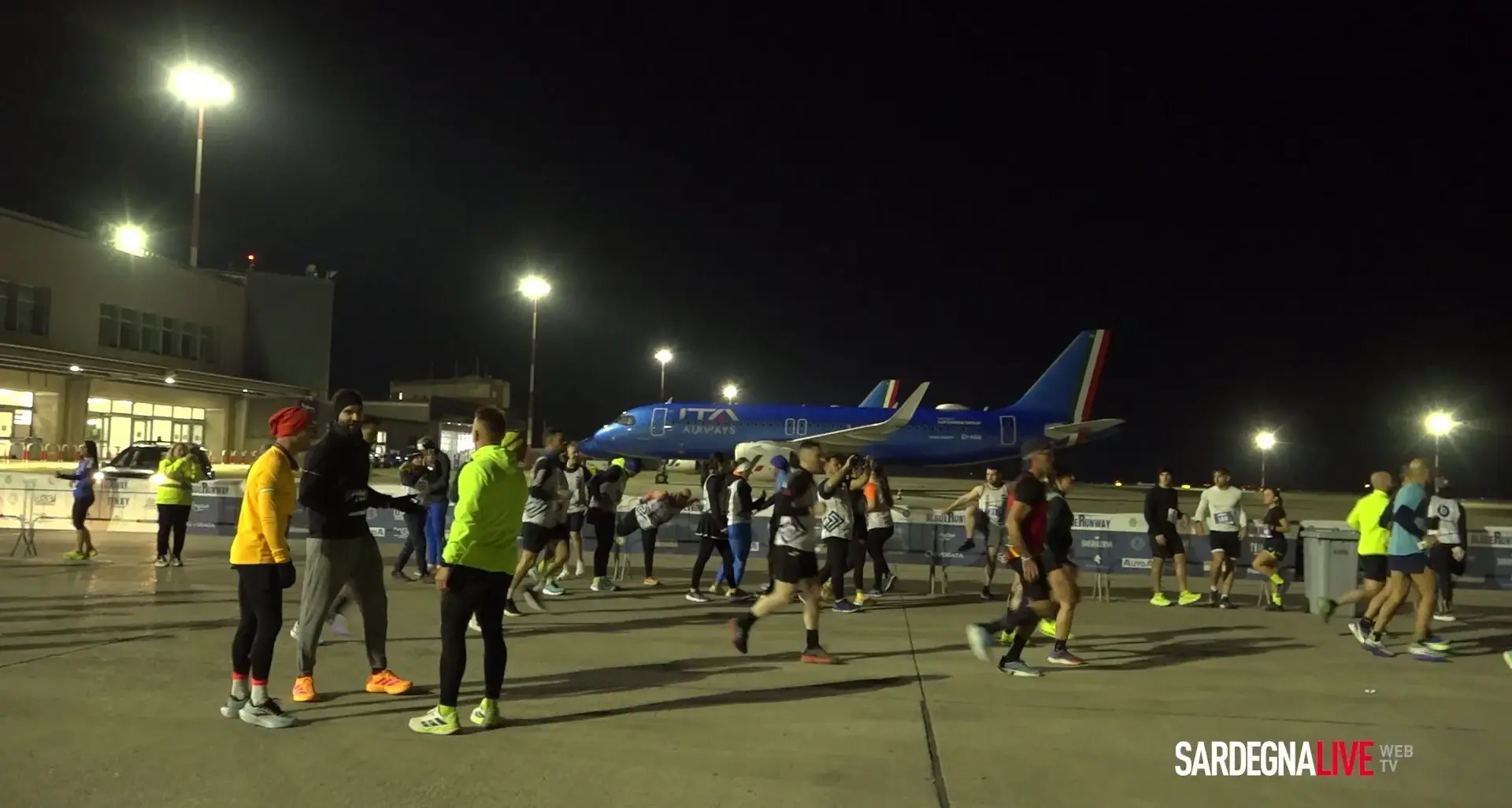 Una notte da ricordare: corsa sulla pista dell’aeroporto di Alghero