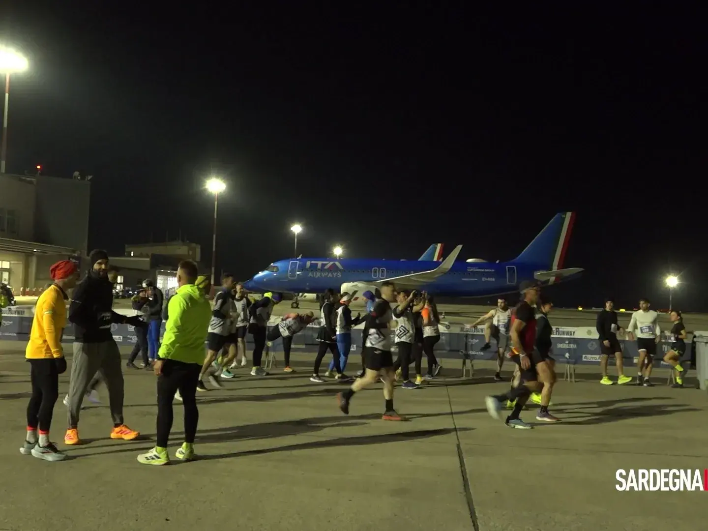 Una notte da ricordare: corsa sulla pista dell’aeroporto di Alghero