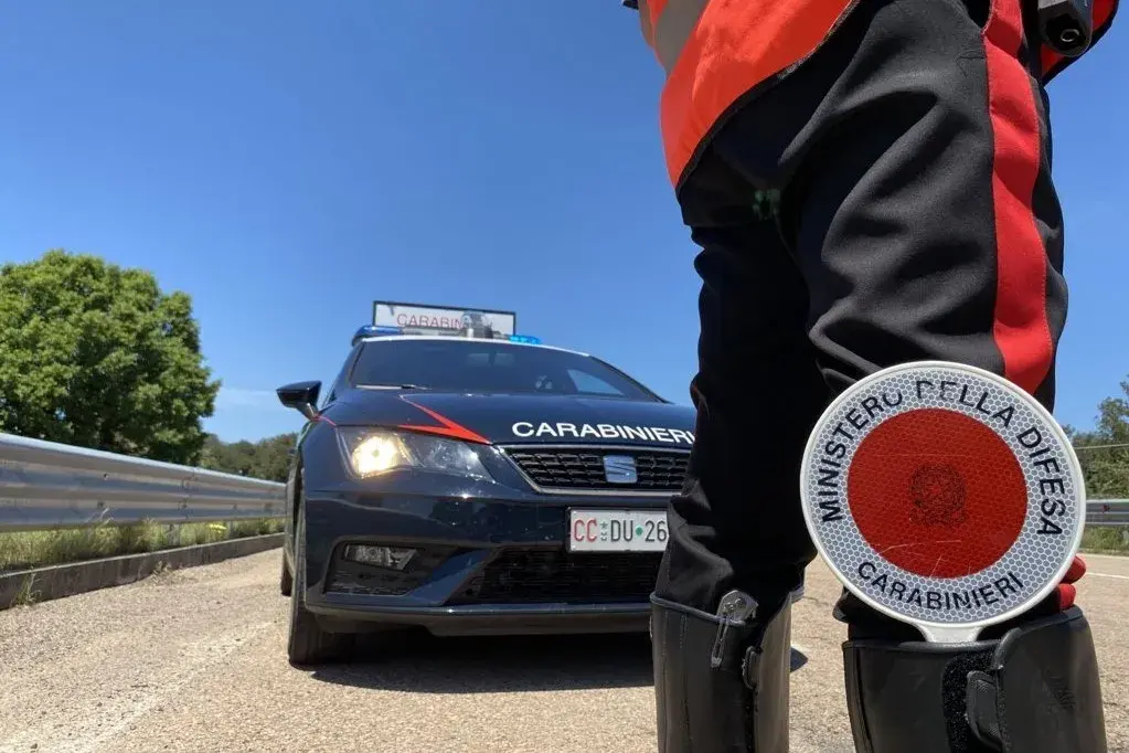 Uomo trovato morto in casa a Loculi: segni di arma da taglio sul corpo