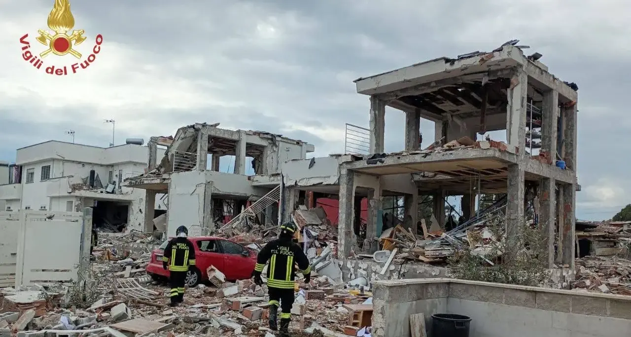 Esplosione nella periferia sud di Roma: villetta distrutta, due persone salvate dalle macerie