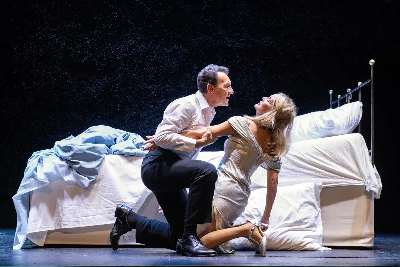 Un letto per due: una riflessione agrodolce sulla vita coniugale in scena con CeDAC