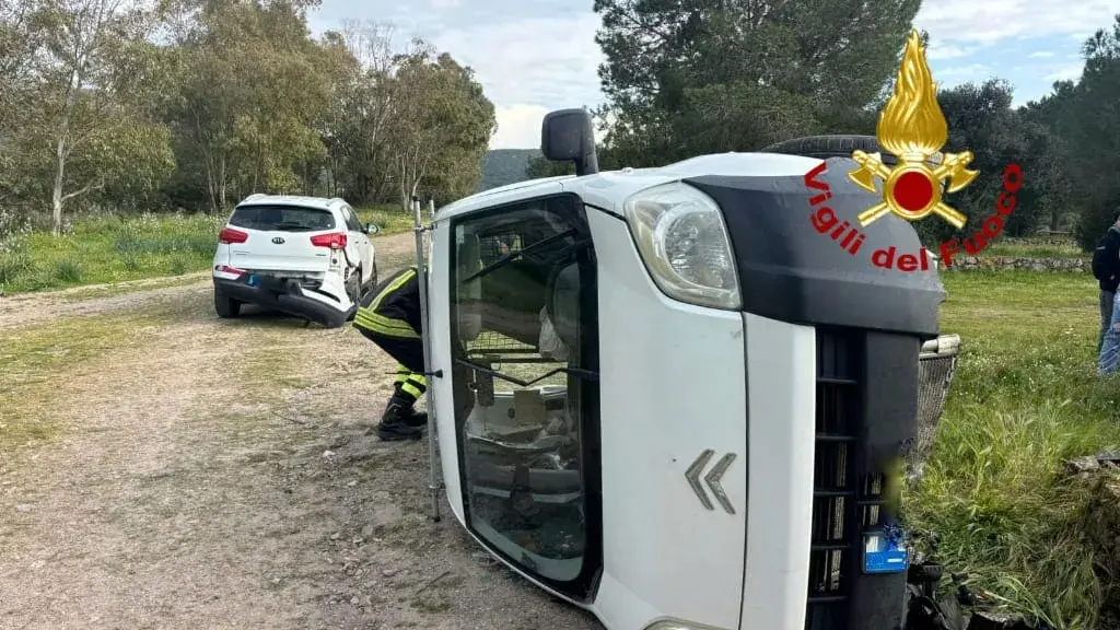 Scontro tra due auto a Marrubiu: una si ribalta, cinque feriti
