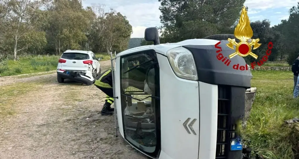 Scontro tra due auto a Marrubiu: una si ribalta, cinque feriti