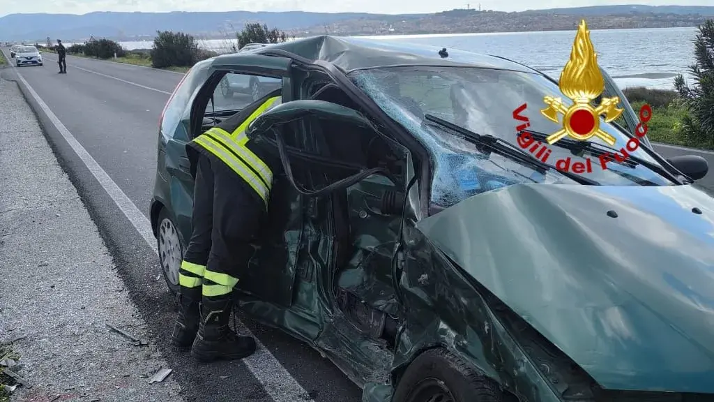 Scontro sulla SS 126 a Sant’Antioco: quattro feriti, una donna estratta dalle lamiere