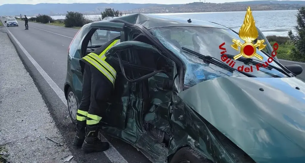 Scontro sulla SS 126 a Sant’Antioco: quattro feriti, una donna estratta dalle lamiere