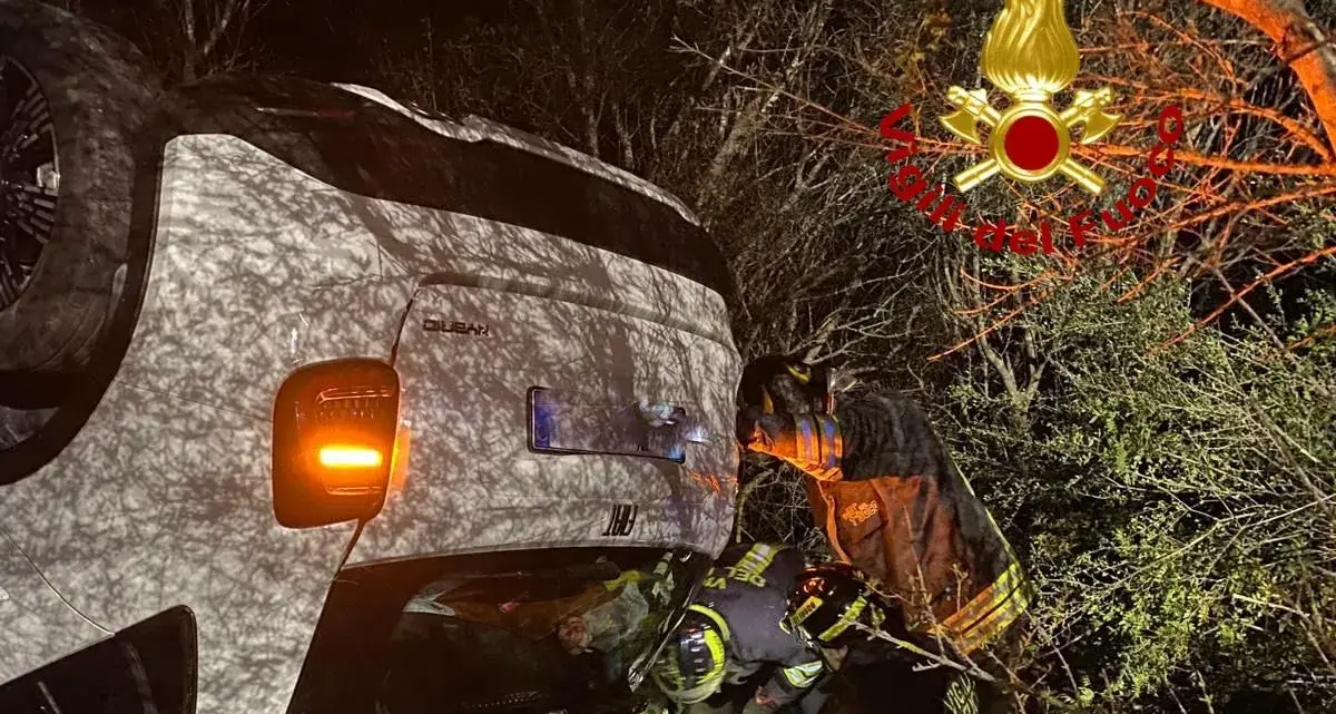Dorgali. Auto fuori strada nella notte: due persone estratte dall’abitacolo dai Vigili del Fuoco
