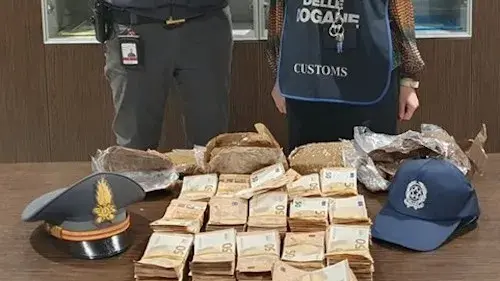 Dichiara 1000 euro, ne nasconde 160mila in valigia: scatta il sequestro all’aeroporto di Cagliari