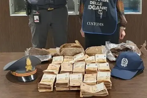 Dichiara 1000 euro, ne nasconde 160mila in valigia: scatta il sequestro all’aeroporto di Cagliari