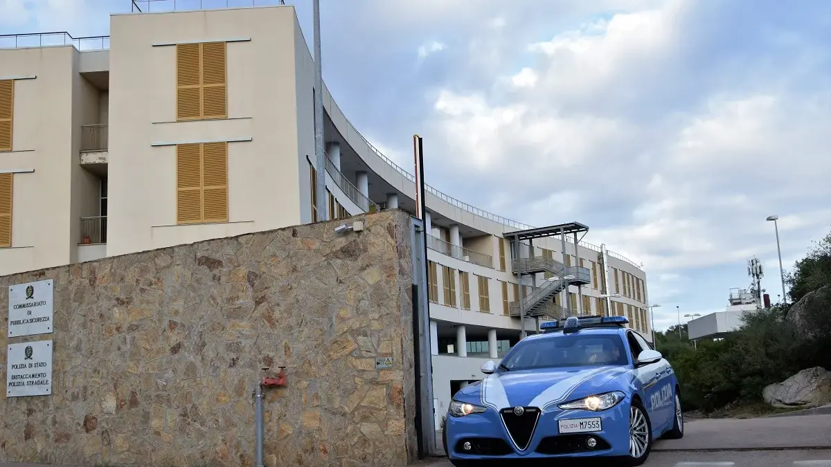 Olbia, tenta di sfondare la porta del bagno in stazione: donna si era rifugiata dentro