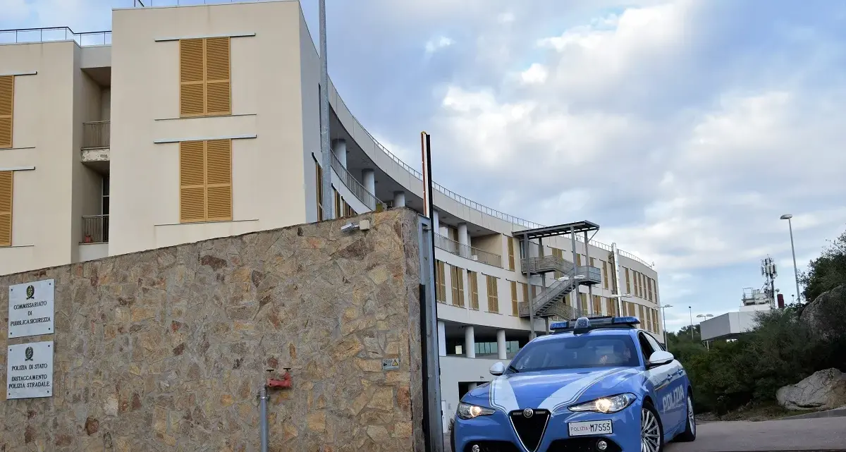 Olbia, tenta di sfondare la porta del bagno in stazione: donna si era rifugiata dentro