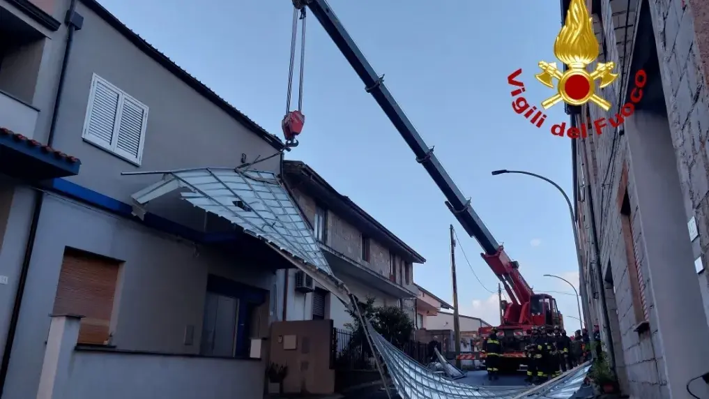 Il forte vento fa volare una copertura in lamiera a Paulilatino