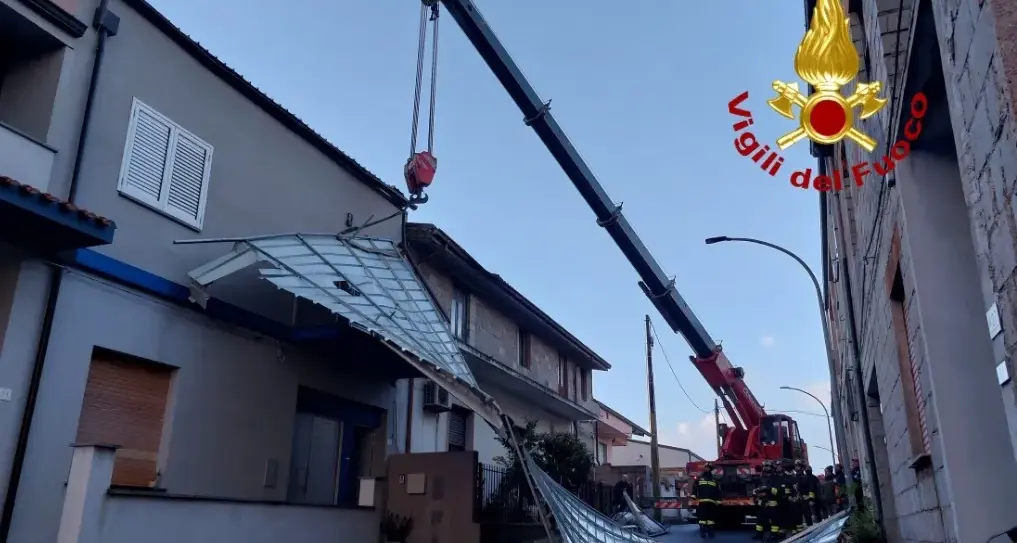 Il forte vento fa volare una copertura in lamiera a Paulilatino