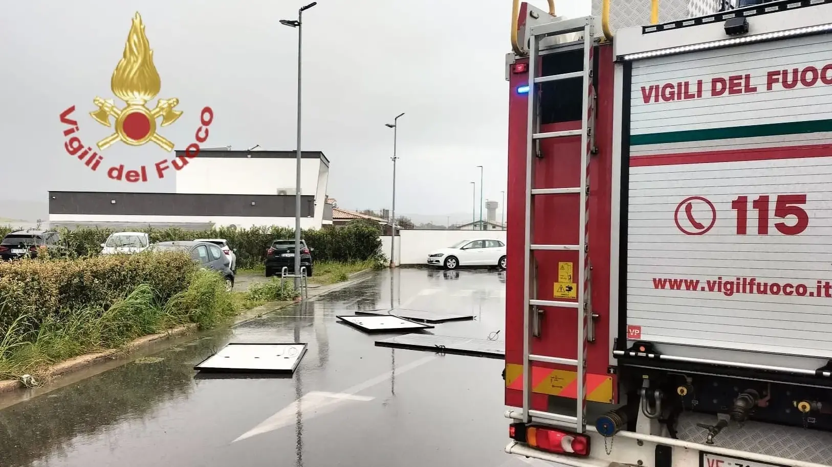 Raffiche di vento a Senorbì: pannelli fotovoltaici volano dal tetto e danneggiano le auto