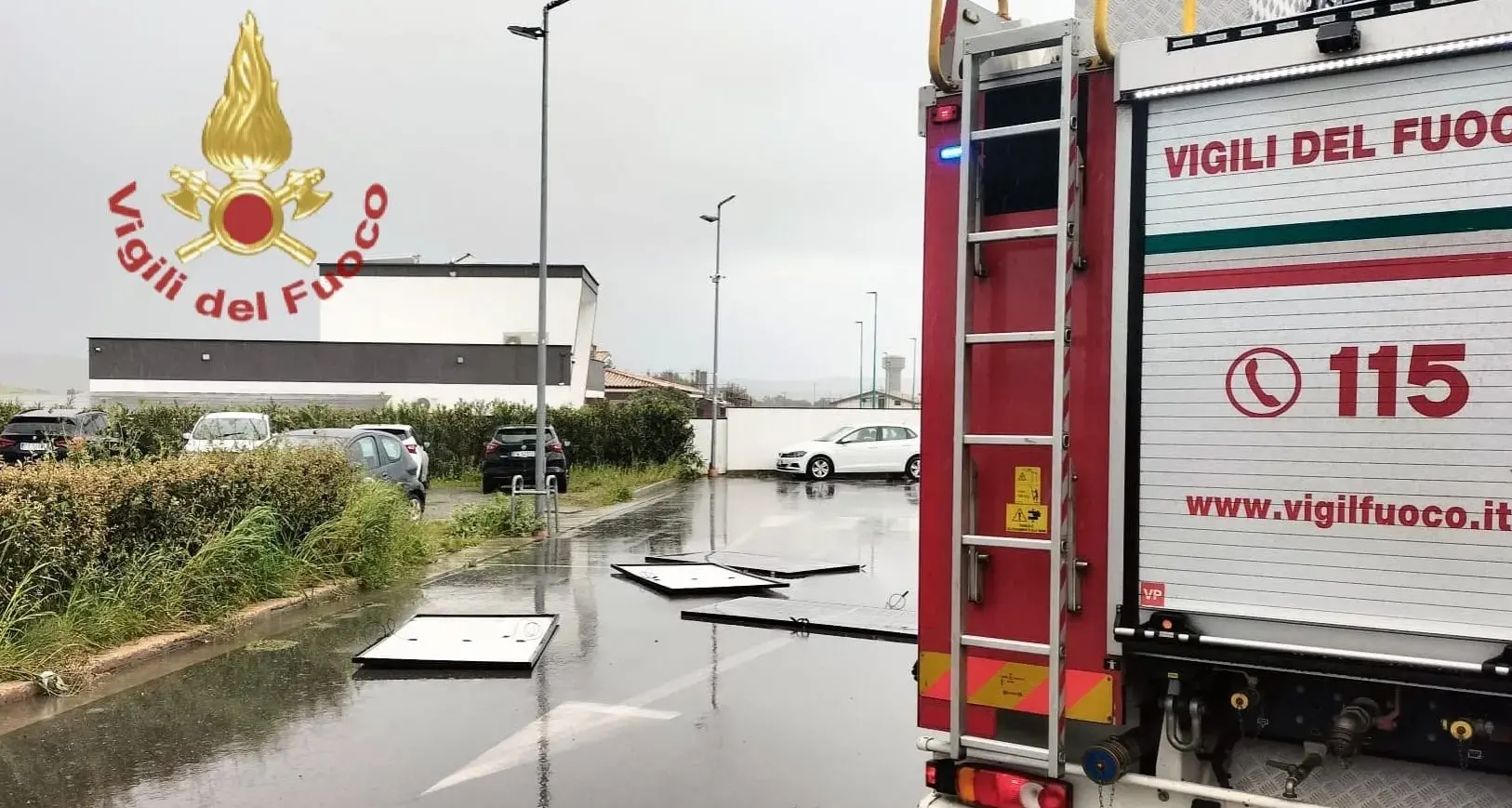 Raffiche di vento a Senorbì: pannelli fotovoltaici volano dal tetto e danneggiano le auto