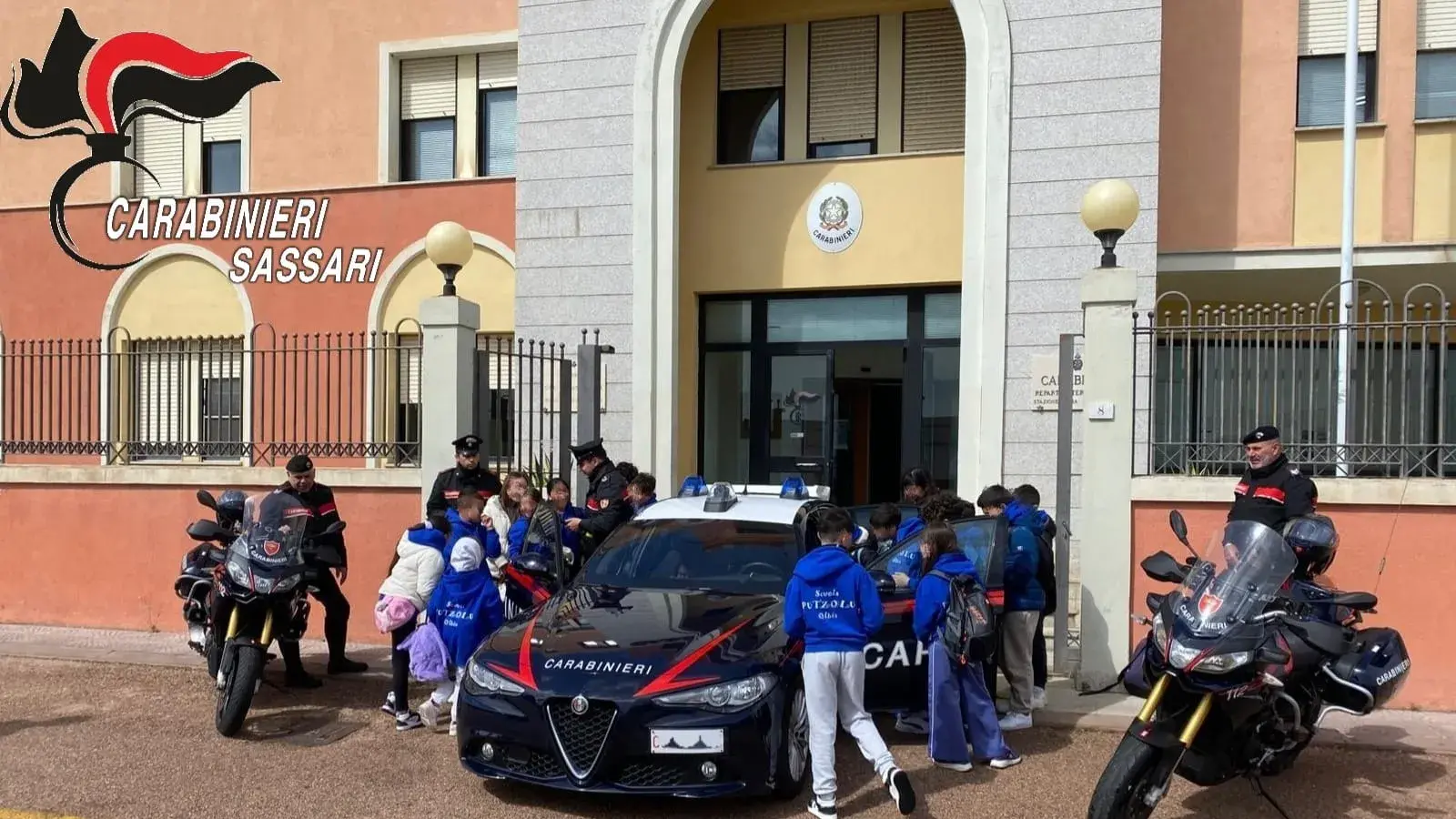 I piccoli studenti di Olbia in visita alla caserma dei Carabinieri tra curiosità e istruzione