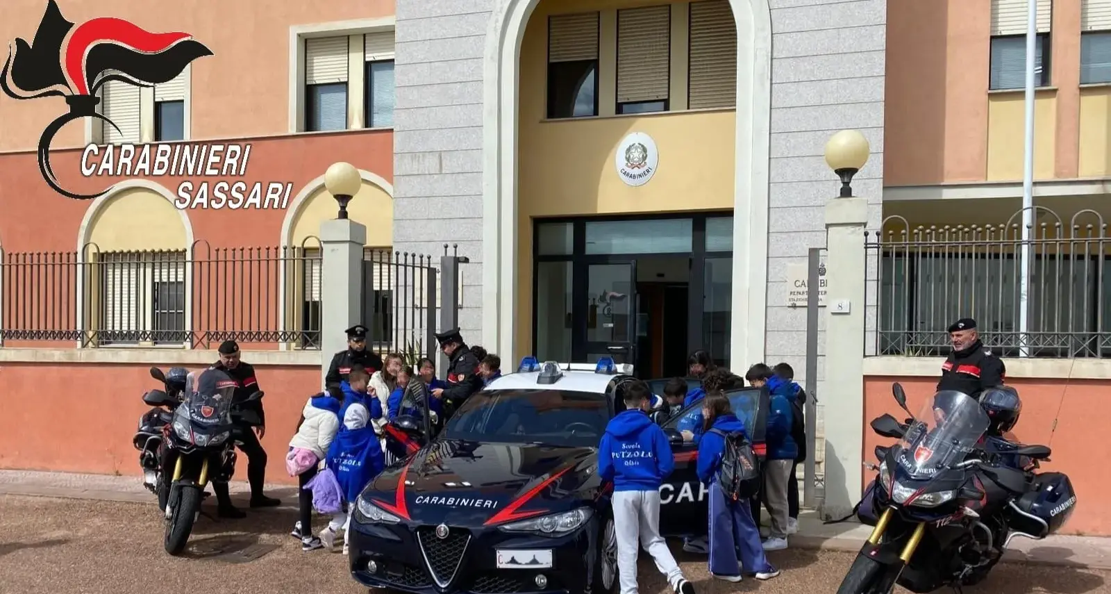 I piccoli studenti di Olbia in visita alla caserma dei Carabinieri tra curiosità e istruzione