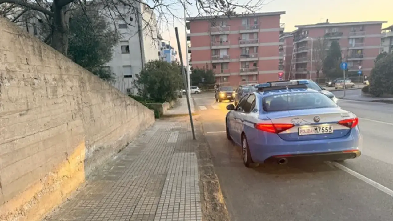 Uomo armato di accetta in strada: paura a Sassari, intervento della Polizia di Stato