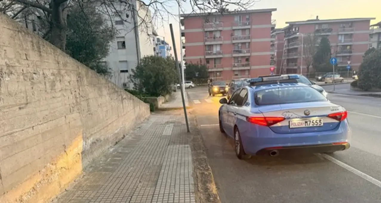 Uomo armato di accetta in strada: paura a Sassari, intervento della Polizia di Stato