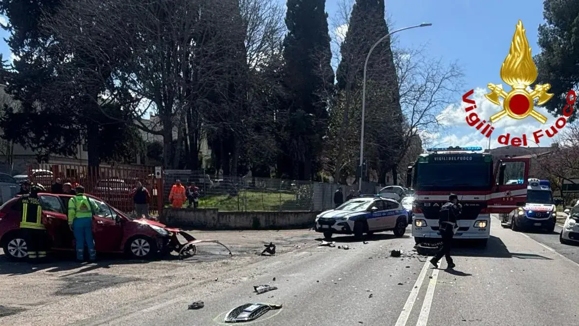Sassari. Incidente in via Poligono: donna estratta dalle lamiere, due feriti