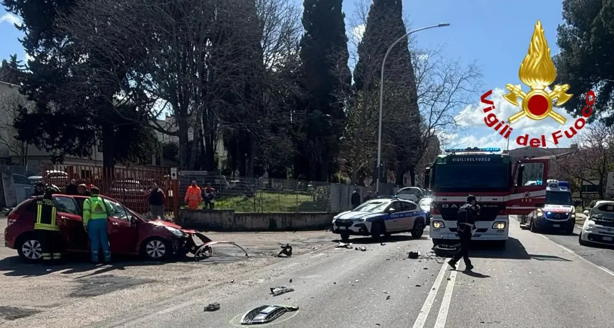 Sassari. Incidente in via Poligono: donna estratta dalle lamiere, due feriti