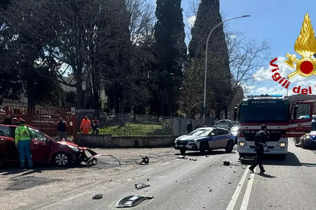Sassari. Incidente in via Poligono: donna estratta dalle lamiere, due feriti