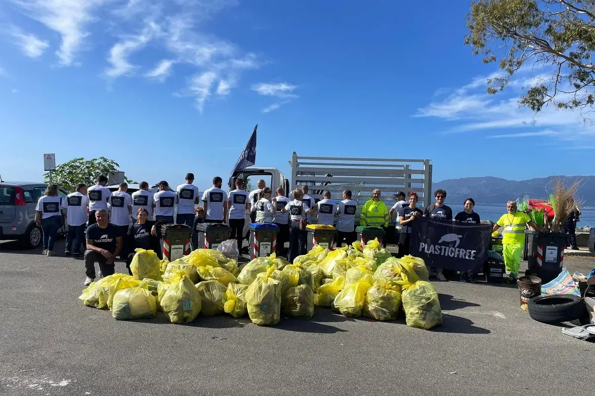 Detenuti e volontari ripuliscono Su Siccu a Cagliari