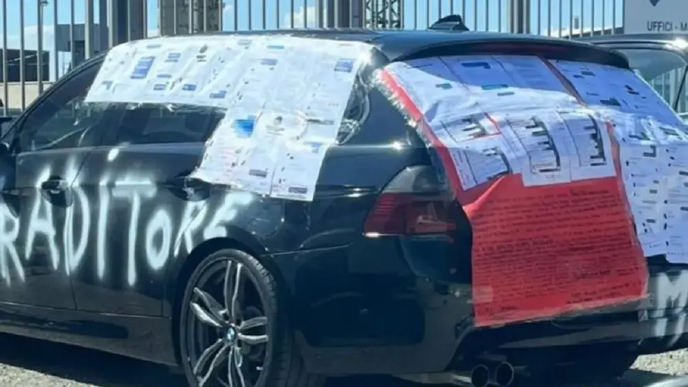 Rabbia e rivalsa: ad Altamura donna imbratta auto e mostra chat dell’amante