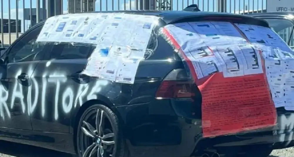 Rabbia e rivalsa: ad Altamura donna imbratta auto e mostra chat dell’amante