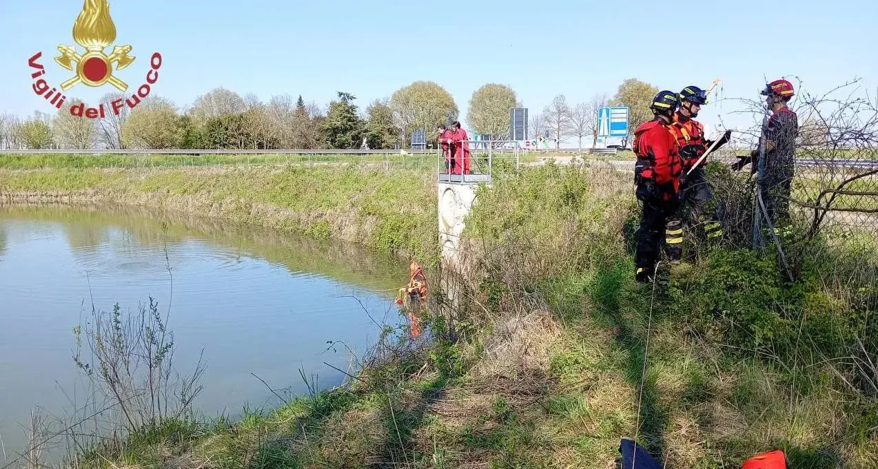 Madre e figlio di un anno trovati morti in un laghetto artificiale