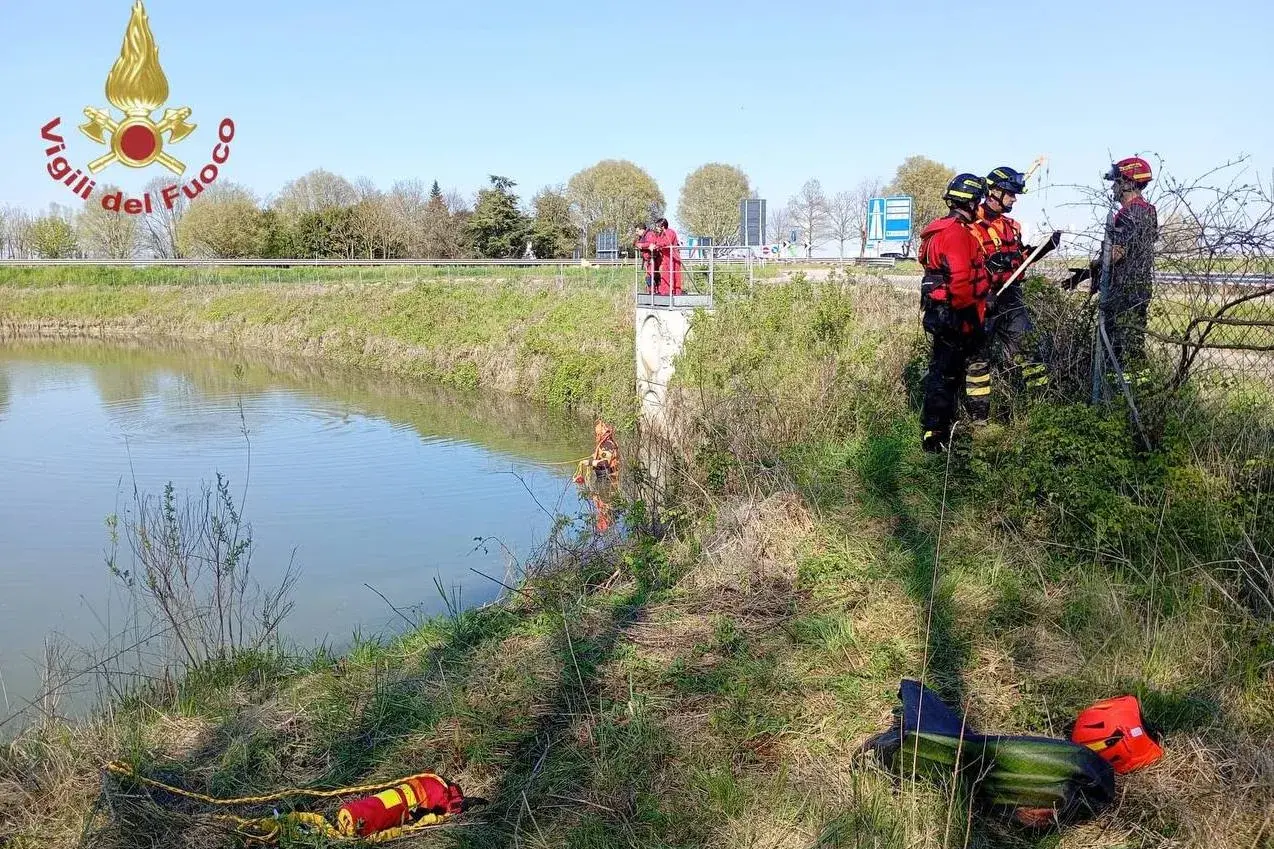 Madre e figlio di un anno trovati morti in un laghetto artificiale