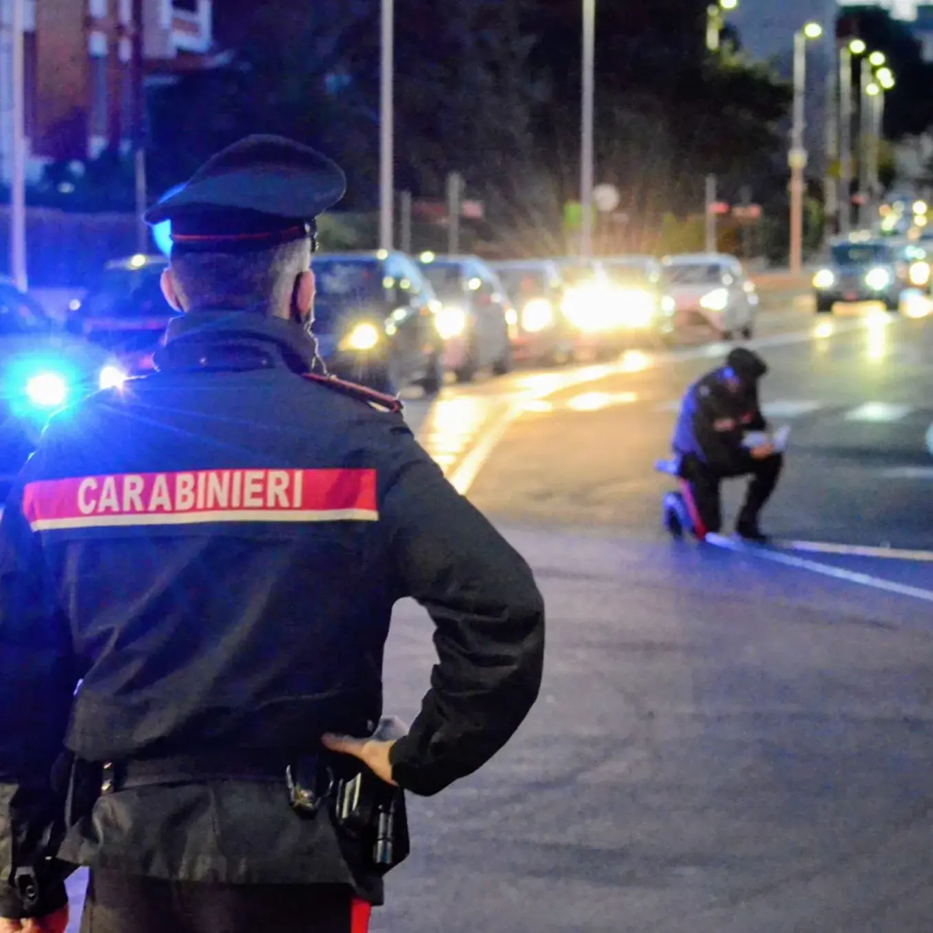 Quartucciu. Chiama i carabinieri dopo l’incidente, ma è ubriaco e senza patente: aggredisce e minaccia di morte i militari