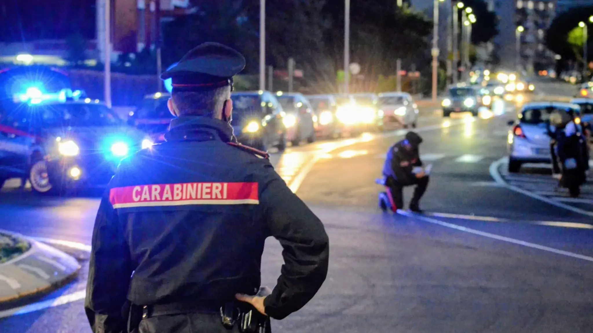 Quartucciu. Chiama i carabinieri dopo l’incidente, ma è ubriaco e senza patente: aggredisce e minaccia di morte i militari