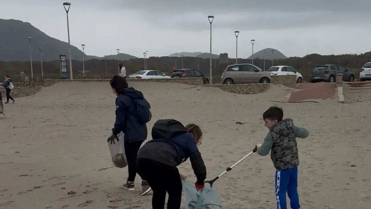 Gonnesa. Volontari in azione a Plagemesu: raccolti 250 kg di rifiuti